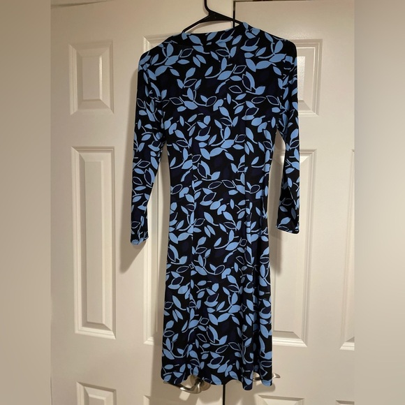 Chic Black & Blue Wrap Dress with Leaf Print – Size S BCBG - Picture 2 of 4